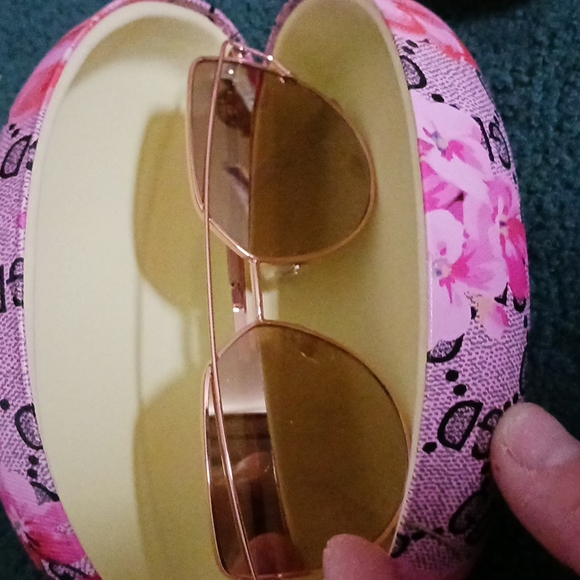 Rose gold mirrored sunglasses - Picture 2 of 4